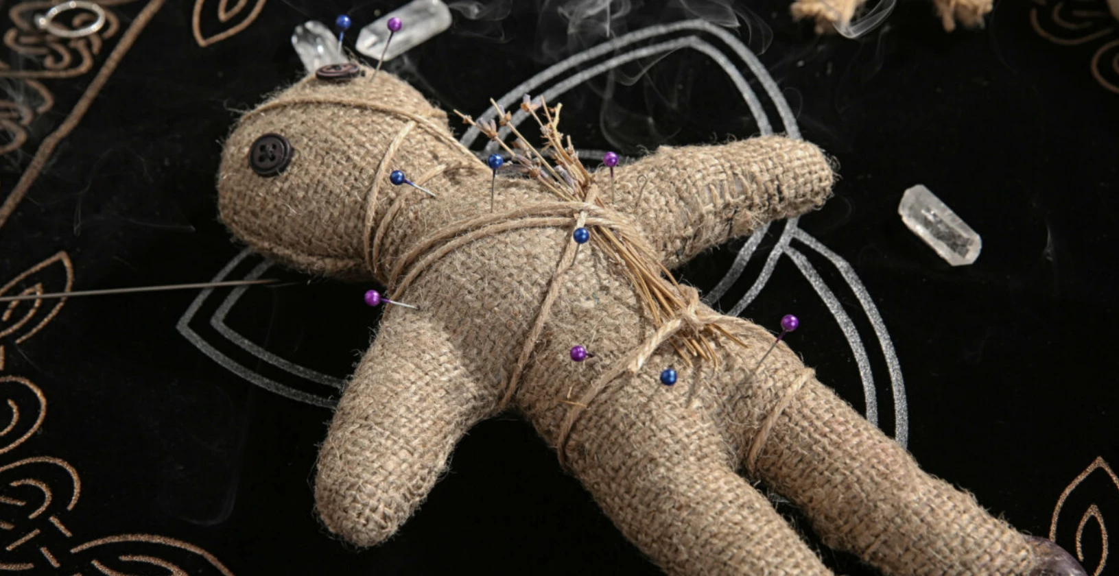 ilustrasi boneka voodoo